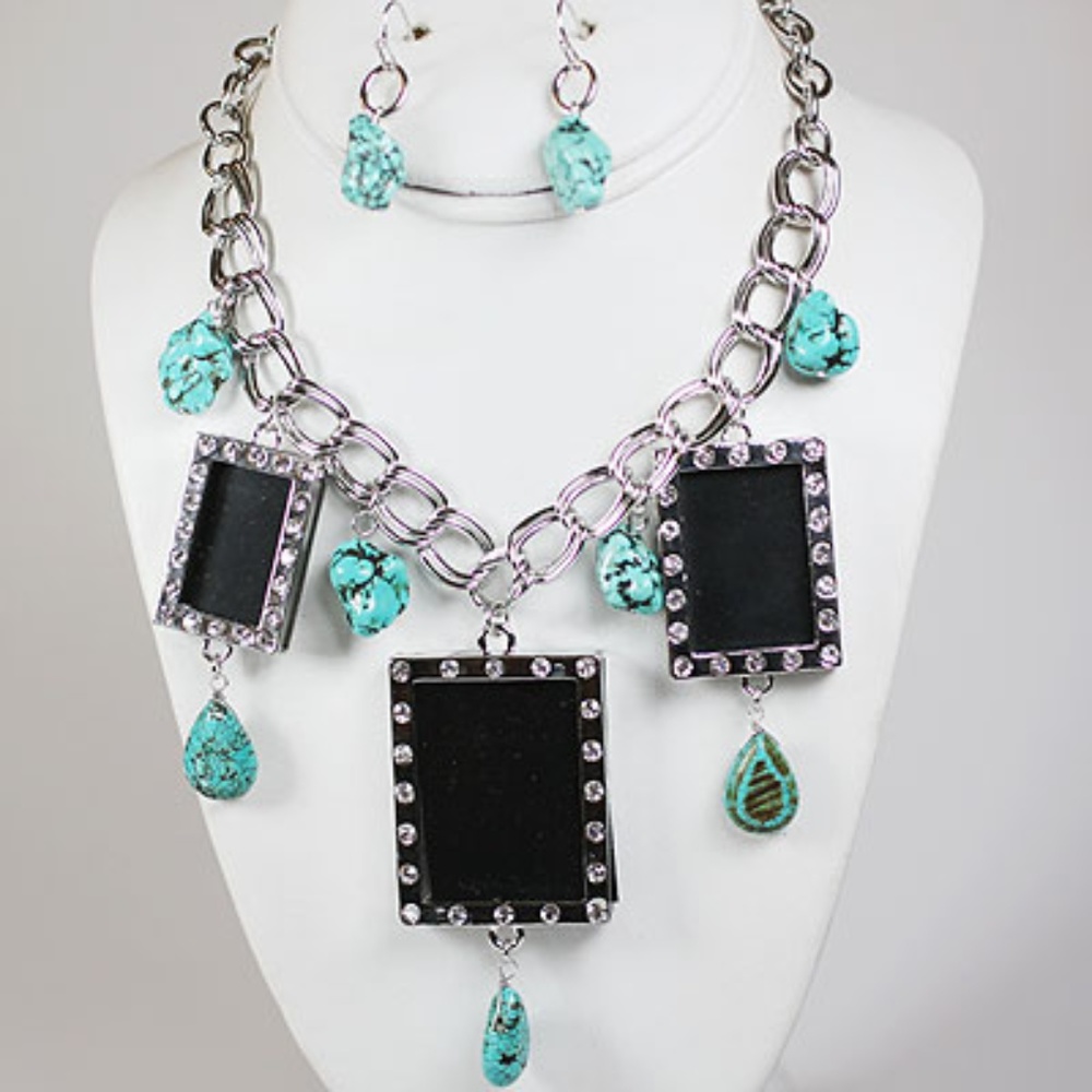 Awesome Photo Necklace holds 3 pics.  Perfect gift for Mom or Grandma!